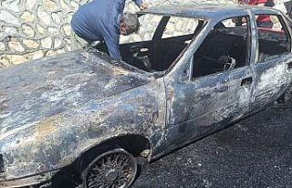 Yanan otomobil hurdaya döndü