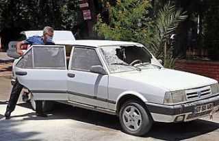 Yanarken kornası takılı kalan otomobil, sesi duyan...