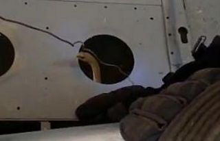 Yangın söndürme helikopterine giren yılanı itfaiye...