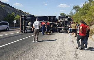 Yangına müdahaleye giden itfaiye aracı devrildi:...