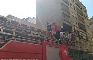 Yangında mahsur kalan 2 çocuk kurtarıldı