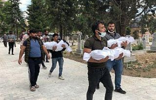 Yangında ölen 3 küçük kız kardeş yan yana defnedildi