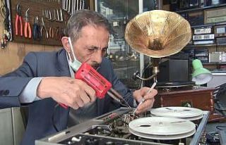 Yarım asırlık plakçalar ve gramofonları tamir...