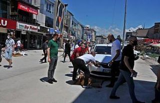 Yasak caddeye giren otomobil çukura düştü