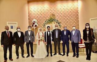 Yasin Özlü, çiftlerin nikahlarına katılıyor