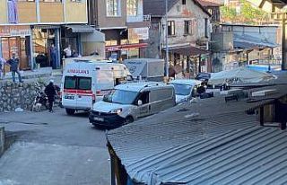 Yaşlı adam iki metre yüksekten beton zemine düştü