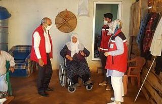 Yaşlı ve engelli kadına tekerlekli sandalye desteği