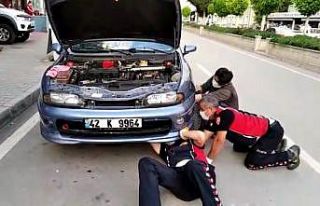 Yavru kedi, sıkıştığı otomobilden kurtarıldı