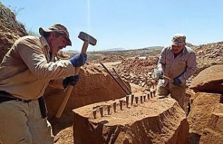 Yaz sıcağında ekmeklerini taştan çıkarıyorlar