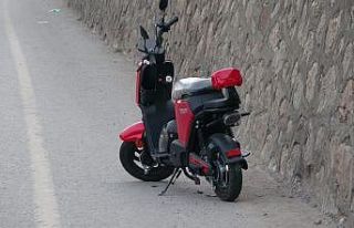 Yeni aldığı elektrikli bisikleti otomobille çarpışan...