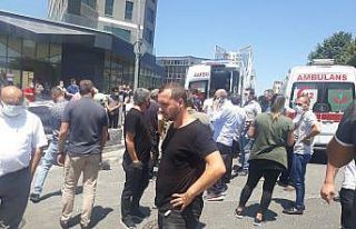 Yenibosna’da kaza yapan otomobilde sıkışan sürücü...