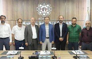 Yere düşen Türk bayrağını kaldıran minibüs...