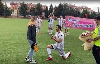 Yeşil sahada evlilik teklifi