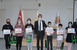 Yeşilay yetenek yarışmasında dereceye giren öğrencilere...
