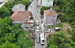 Yıkım yaparken duvarın altında kalan adam hastanede...