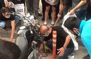 Yılan motosikletle şehre geldi