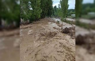 Yoğun yağış sonrası dereler taştı yollar kapandı