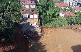 Yoğun yağışta toprak kayınca ev çöktü