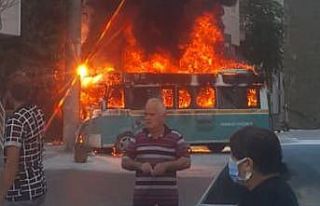 Yolcu dolu minibüsler çarpıştıktan sonra alev...