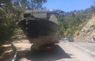 Yolda kalan tekne yüklü çekiciye polisler yardım...