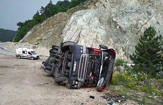 Yolda kayan tır uçuruma yuvarlanmaktan son anda...