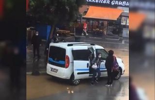 Yolu su basınca araç geçit oldu, görenler şaşırdı