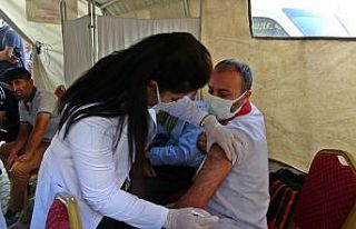 Yüksekova’da randevusuz aşı çadırına yoğun...