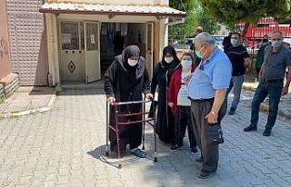 Yürüteç ile gelip oy kullandı