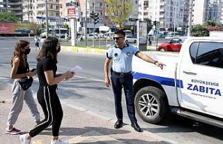 Zabıta ekipleri YKS’ye yetişmeye çalışan öğrencilerin...