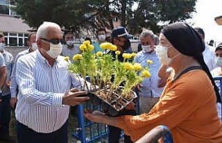 11 bin çiçek fidesi, 3 bin kişiye kavurma dağıtıldı