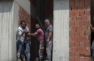 11 kattan düşerek ölen babasının başında gözyaşları...