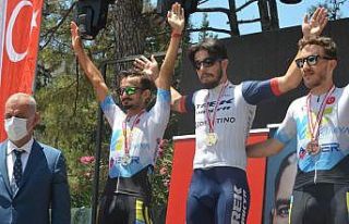 15 Temmuz Bisiklet Turnuvasında şampiyonlar madalyalarını...