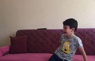 15 Temmuz darbe girişimi videosunu izleyen küçük...