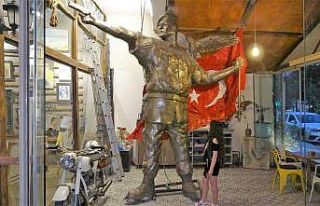 15 Temmuz kahramanı Ömer Halisdemir’in heykeli...