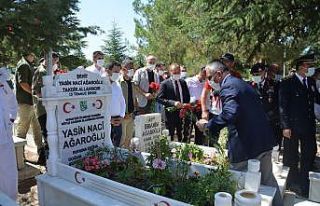15 Temmuz şehidi Yasin Ağaroğlu mezarı başında...