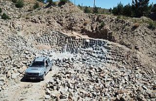 27 yıldır kavurucu sıcakta balyoz sallayıp taşa...