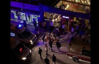 2 arkadaş bıçaklandılar, yaralı halde kafeye...