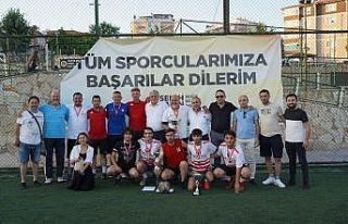 2. Ayak Tenisi Turnuvasının şampiyonları ödüllerini...