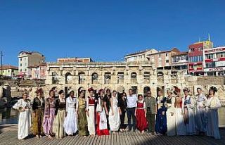 2 bin yıllık Roma Hamamında ünlü mankenler defile...