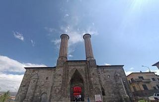 350 yıllık Çifte Minareli Medrese kapılarını...