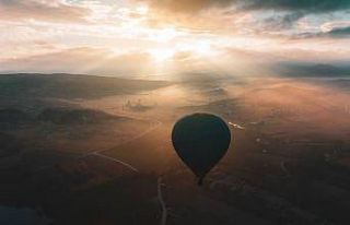 3 bin yıllık vadide sıcak hava balonları uçmaya...