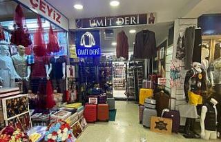 3 kişi mağazadan 400 TL değerindeki deri çantayı...