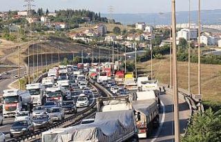 3 tırın karıştığı maddi hasarlı kaza TEM Otoyolu’nu...