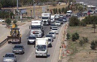 43 ilin geçiş güzergahında trafik yoğunluğu