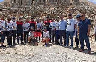50 bisikletçi Nemrut Dağı’na ulaştı