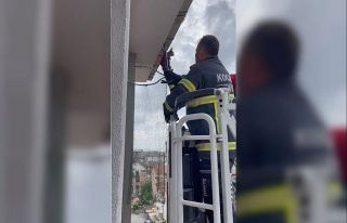 6 katlı apartmanın çatı katında asılı kalan...