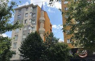 7 katlı binaların arasında kalan cami adeta görünmez...