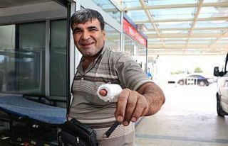 Acemi kasaplar kendilerini kesip güldü