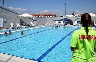 Açık havuz kent halkını yüzme ile buluşturuyor