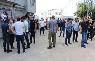 Adana’da kavgayı ayırmaya giden polise kamyonet...